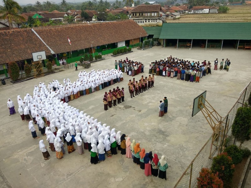 Pelepasan Peserta PPSN V Jambi deng Sesepuh Pondok Pesantren Darussalam dan Kepala Sekolah SMP Terpadu Darussalam 