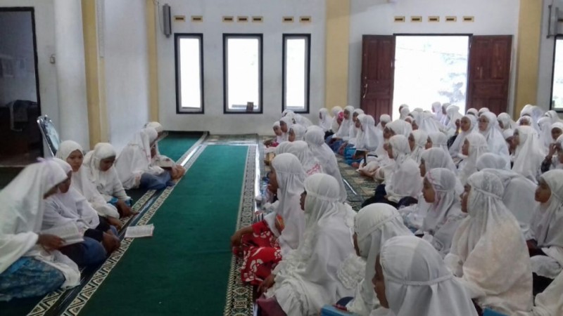 Pengajian Albarzanji santriwati Pondok Pesantren Darussalam Rajapolah Tasikmalaya di Mesjid Ummahatul Mu`minin