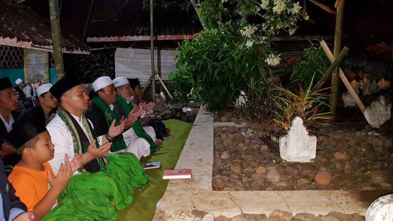 Pimpinan Pondok Pesantren Darussalam Rajapolah Tasikmalaya melakukan Ziarah ke Makam Mama Bunut Jamanis