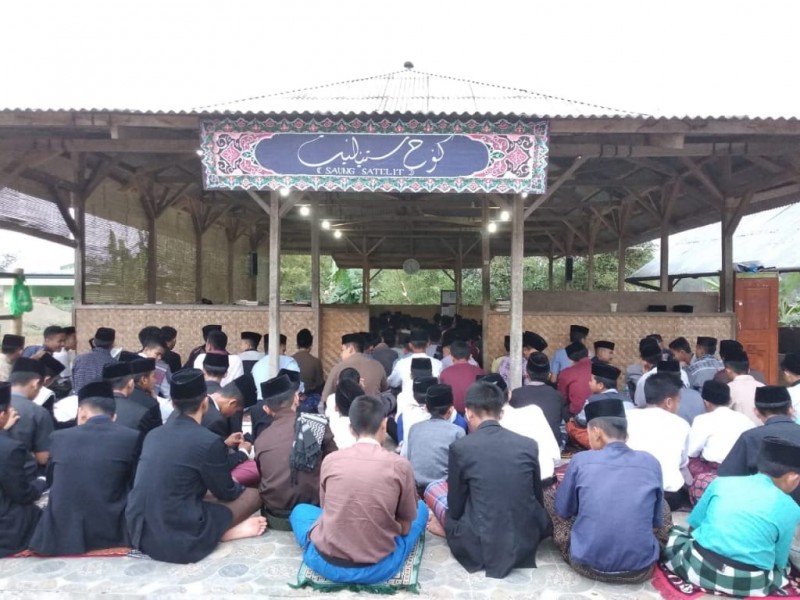 Pengajian Albarzanji santri Pondok Pesantren Darussalam Rajapolah Tasikmalaya di Mesjid Ummahatul Mu`minin