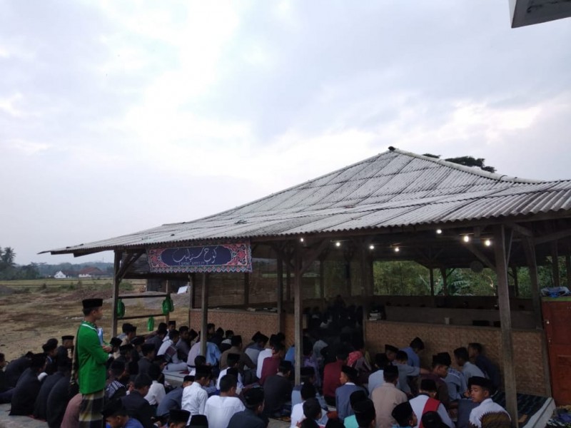 Pengajian Albarzanji santri Pondok Pesantren Darussalam Rajapolah Tasikmalaya di Mesjid Ummahatul Mu`minin