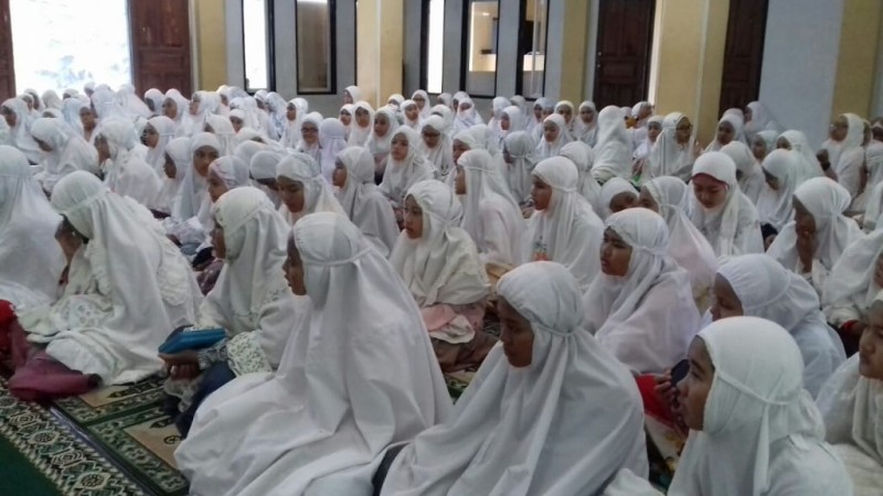 Pengajian Albarzanji santriwati Pondok Pesantren Darussalam Rajapolah Tasikmalaya di Mesjid Ummahatul Mu`minin
