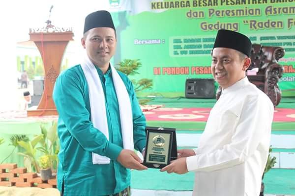 Penyerahan cenderamata kepada Ketua Tanfidziyah PWNU Jawa Barat KH. Hasan Nuri Hidayatullah,