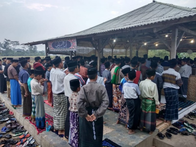 Pengajian Albarzanji santri Pondok Pesantren Darussalam Rajapolah Tasikmalaya di Mesjid Ummahatul Mu`minin