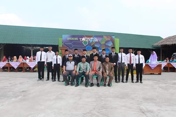 Foto bersama Bapak Pimpinan Pondok Pesantren Darussalam Rajapolah Tasikmalaya, beserta para pembimbing dan panitia kegiatan Darussalam Got Tallent 2018
