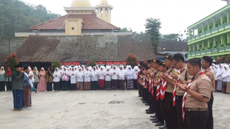 Doa bersama saat Pelepasan Peserta PPSN V Jambi deng Sesepuh Pondok Pesantren Darussalam dan Kepala Sekolah SMP Terpadu Darussalam 