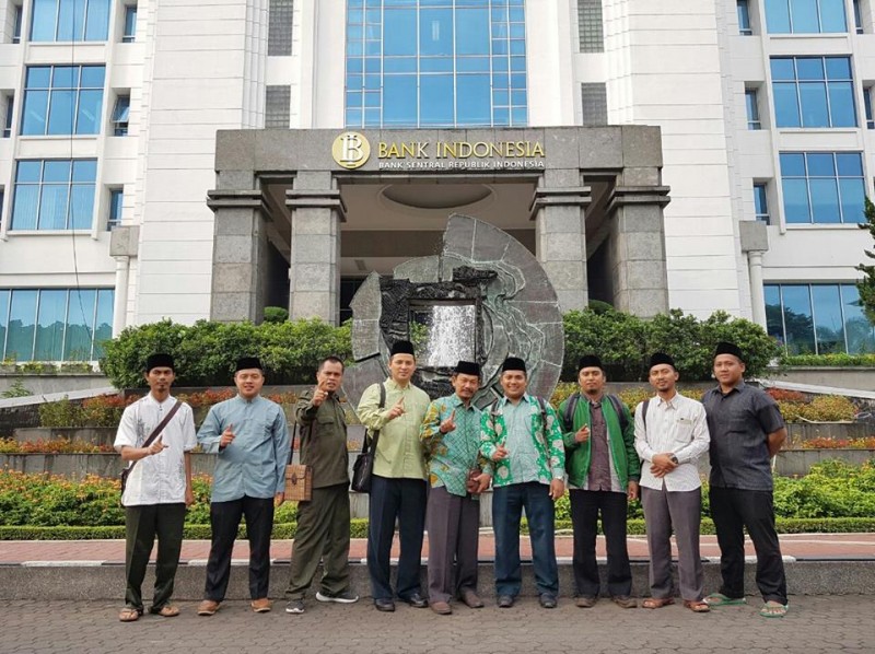KH. Ahmad Deni Rustandi, M.Ag beserta rombongan berfoto bersama di depan Kantor Perwakilan Bank Indonesia Provinsi Jawa 