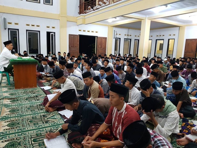 Darussalam Tasik melaksanakan Shalat Tarawih Pertama dan Sekaligus Tausiah