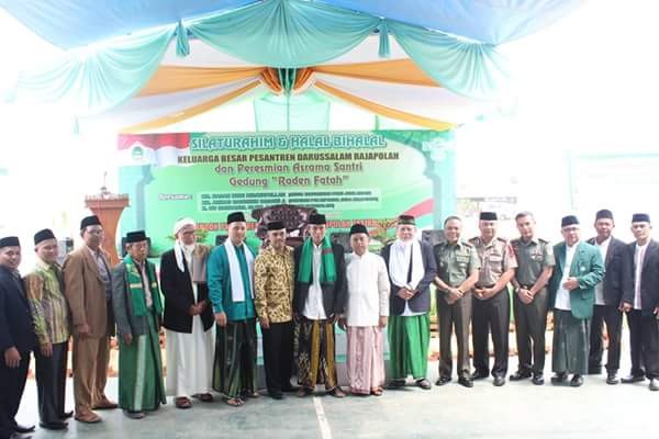 Foto Bersama Pimpinan pondok Pesantren Darussalam Rajapolah Tasikmalaya beserta Tamu Undangan