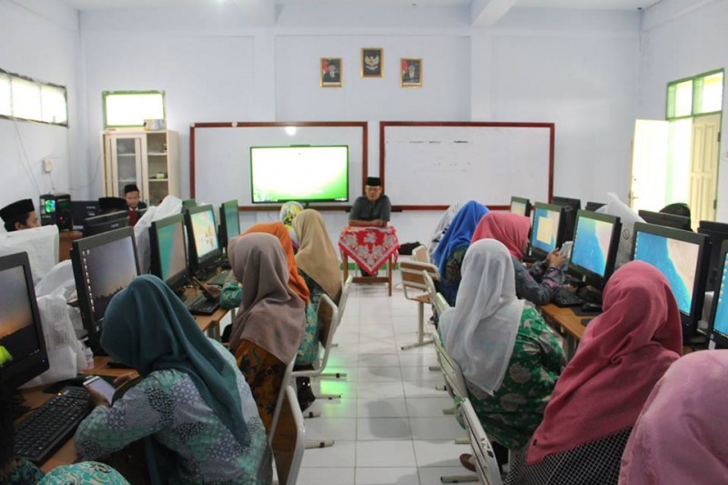 Pelatihan penulisan PTK sebagai upaya Peningkatan literasi guru SMP/SMA Terpadu darussalam