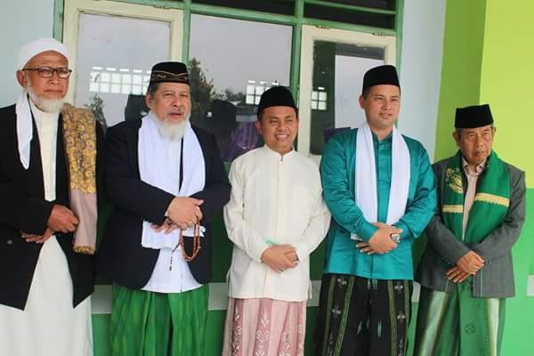 Foto bersama Bapak Pimpinan Pondok Pesantren Darussalam Rajapolah bersama Gus Hasan dan Pengurus Yayasan