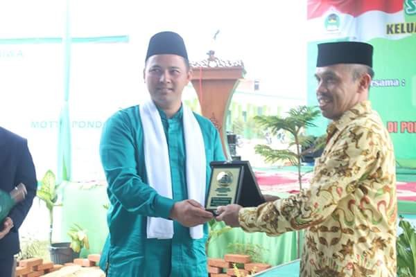 Penyerahan cenderamata kepada Bupati Tasikmalaya H. UU Ruzhanul Ulum, SE., yang diwakili oleh Staf Ahli Bidang Kemasyarakatan dan Sumber Daya Manusia Kabupaten Tasikmalaya Drs. Iing Farid Khozin, M.Si.,