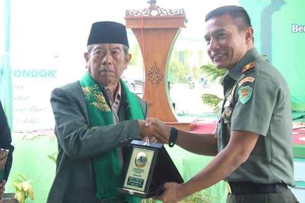 Penyerahan Cenderamata kepada Dandim 0612 Tasikmalaya
