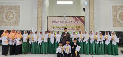 Penyerahan Piagam Prestasi