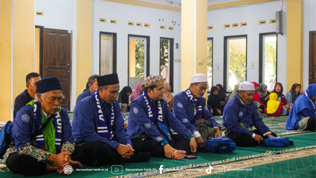 Pemberangkatan umrah KBIHU Darussalam Tasikmalaya