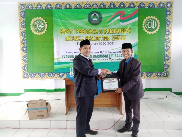 Pembagian Prestasi Kelas Kepada Wali Kelas